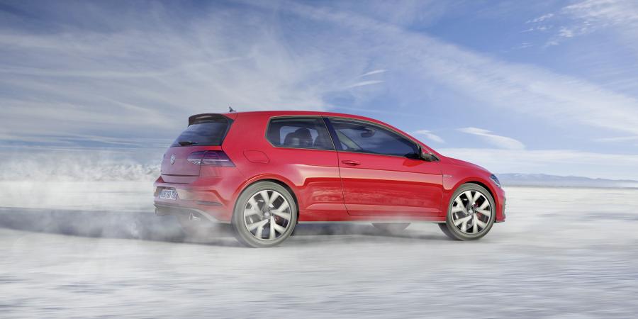  Volkswagen Golf GTI 3-Door 2017 года  (UK) (фото 6 из 33)
